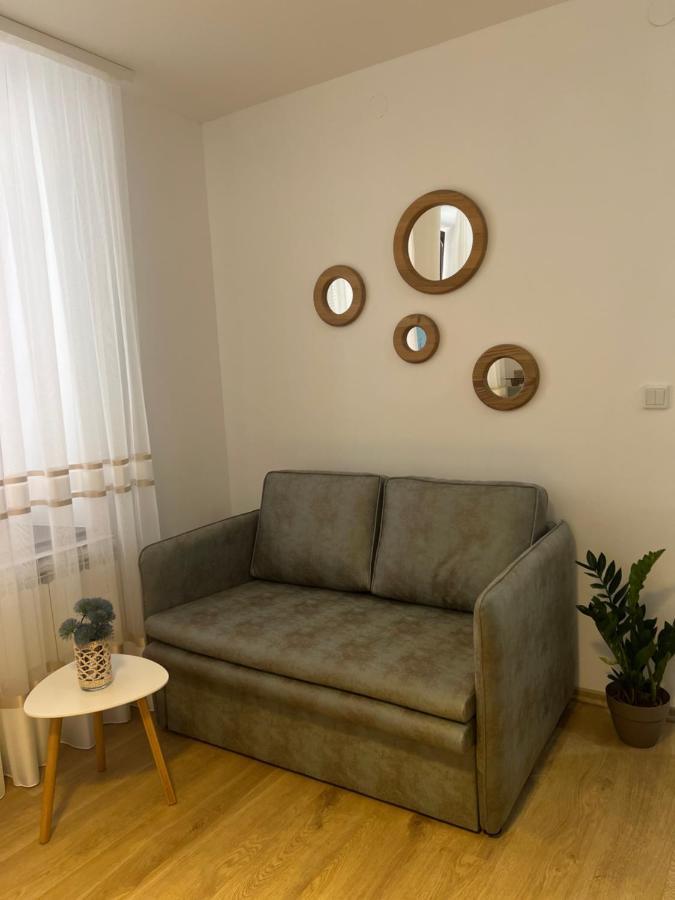 En Apartment *